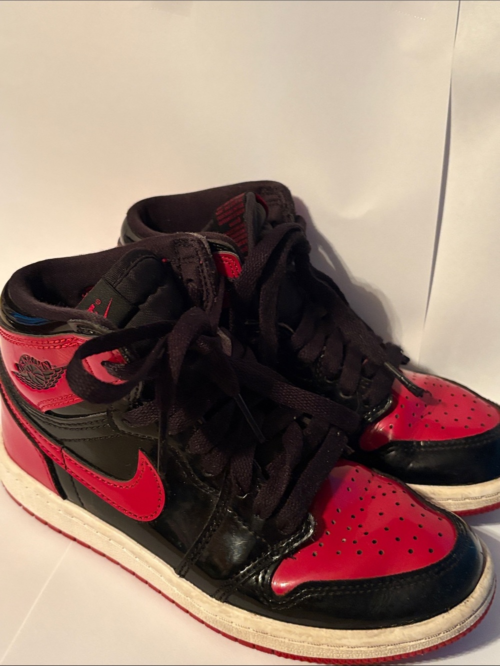 Kids High-Top Sneakers in Red and Black - Classic Basketball Style
